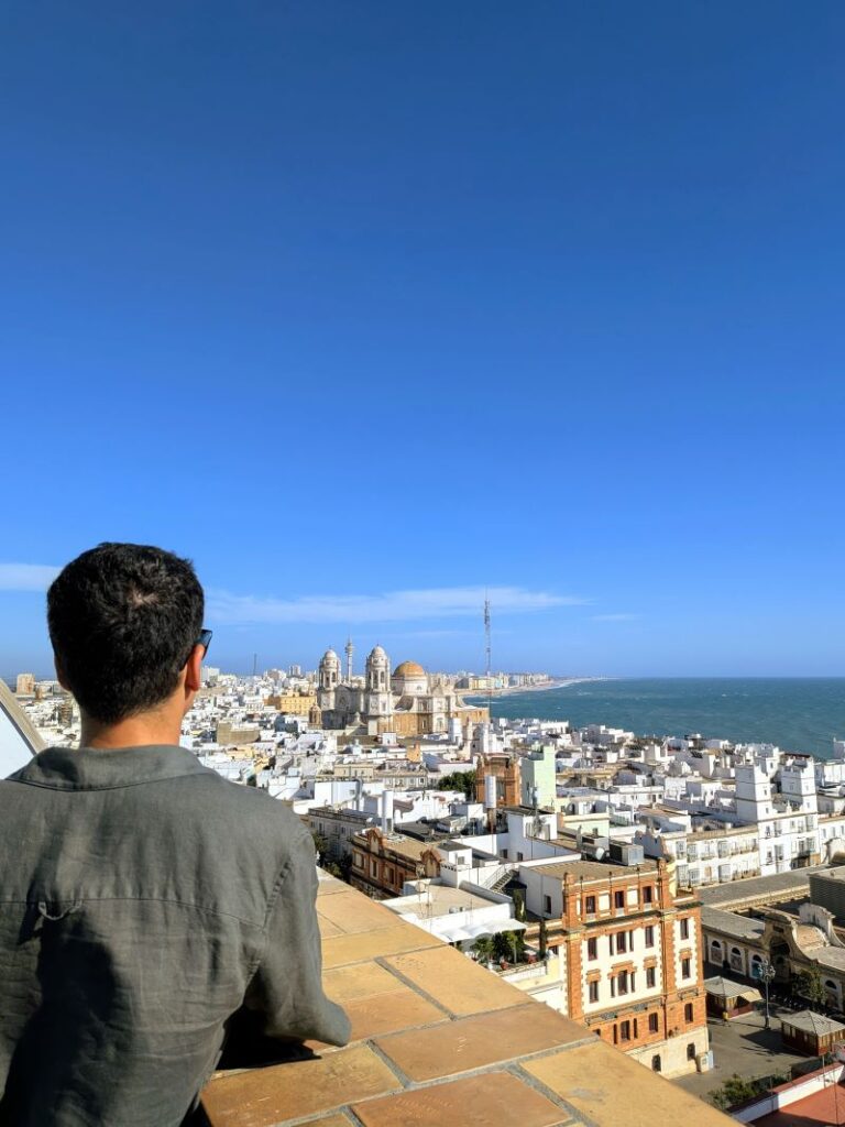 Vista panorâmica da cidade e catedral de Cádiz.