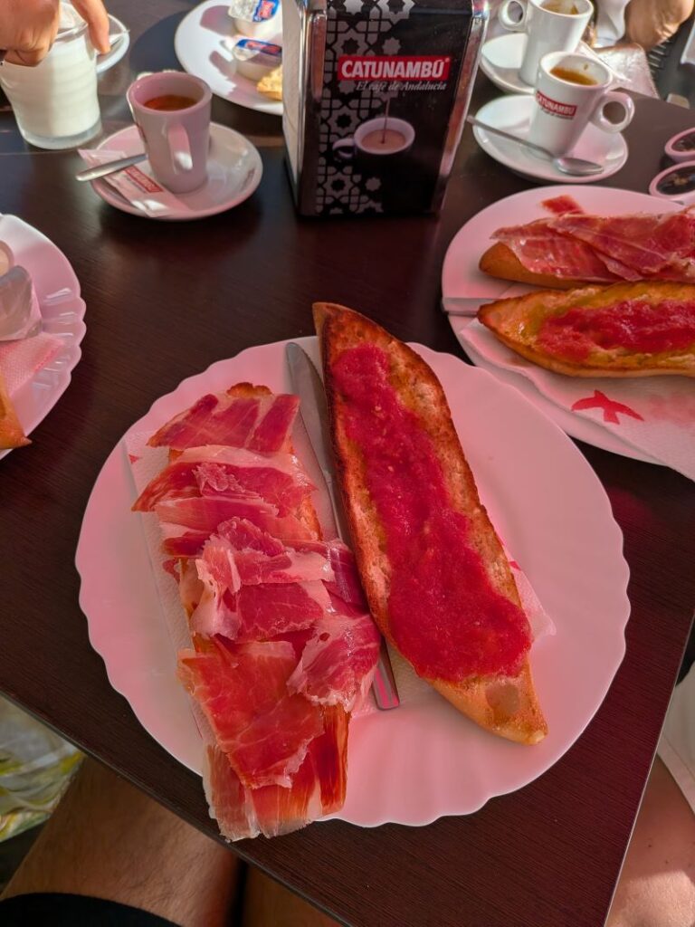 Pão com tomate e presunto ao pequeno-almoço.