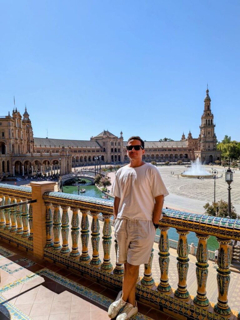 Homem na Praça de Espanha, Sevilha, em dia ensolarado.