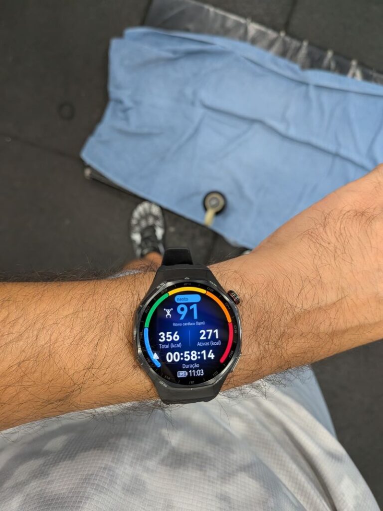 Relógio inteligente mostrando dados de exercício físico.