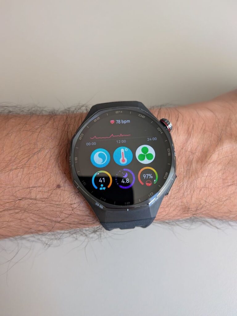 Huawei Watch GT6 Pro com monitor de saude no pulso.