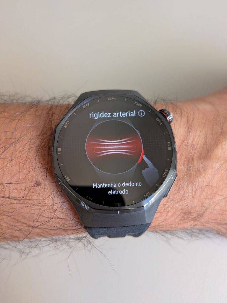 Huawei Watch GT6 Pro medindo rigidez arterial.