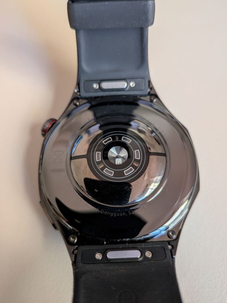 Parte traseira do Huawei Watch GT6 Pro com sensores TruSense.