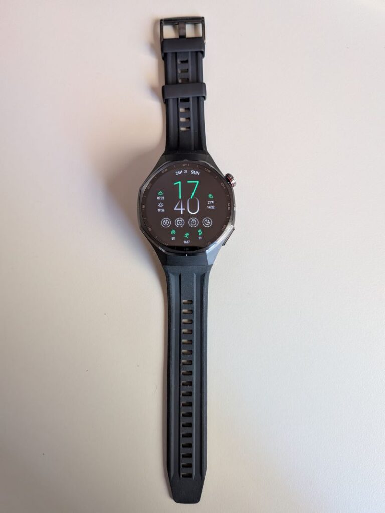 Huawei Watch GT6 Pro preto com mostrador digital e bracelete.