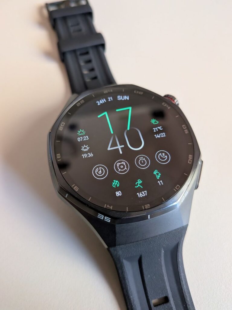 Huawei Watch GT6 Pro preto com mostrador digital.