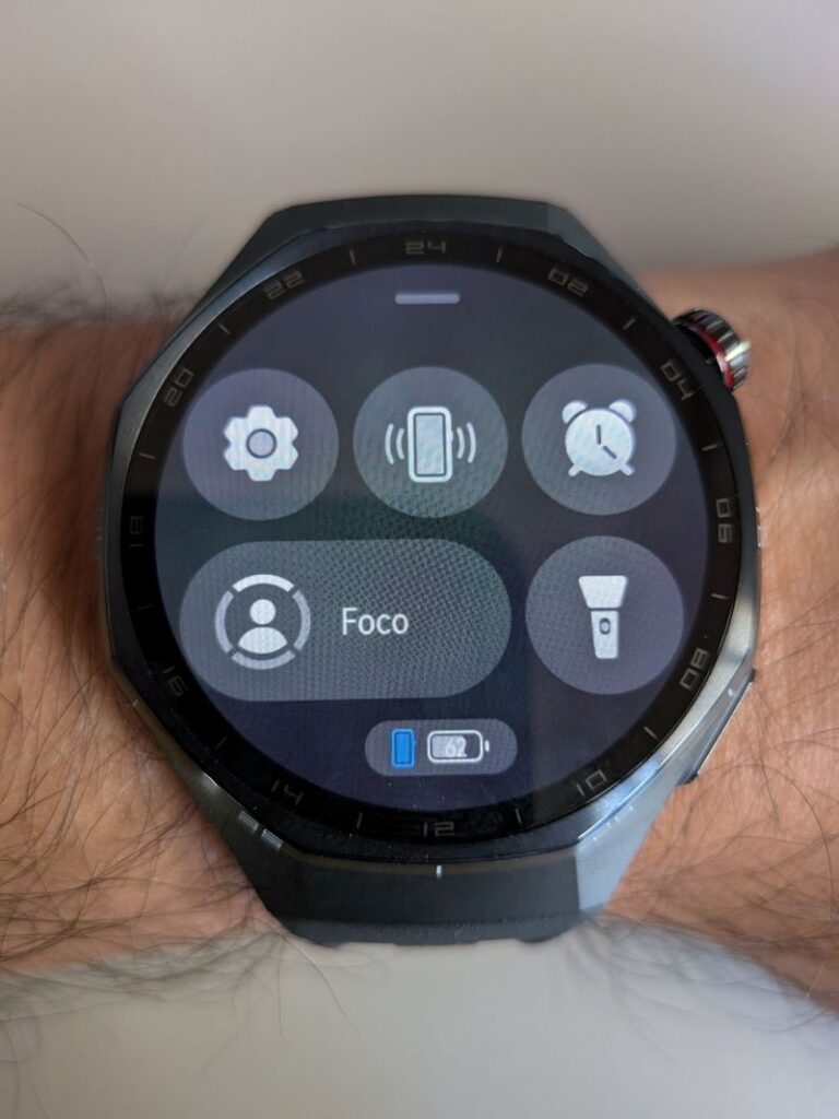 Huawei Watch GT6 Pro com ecrã de aplicações e bateria visível.