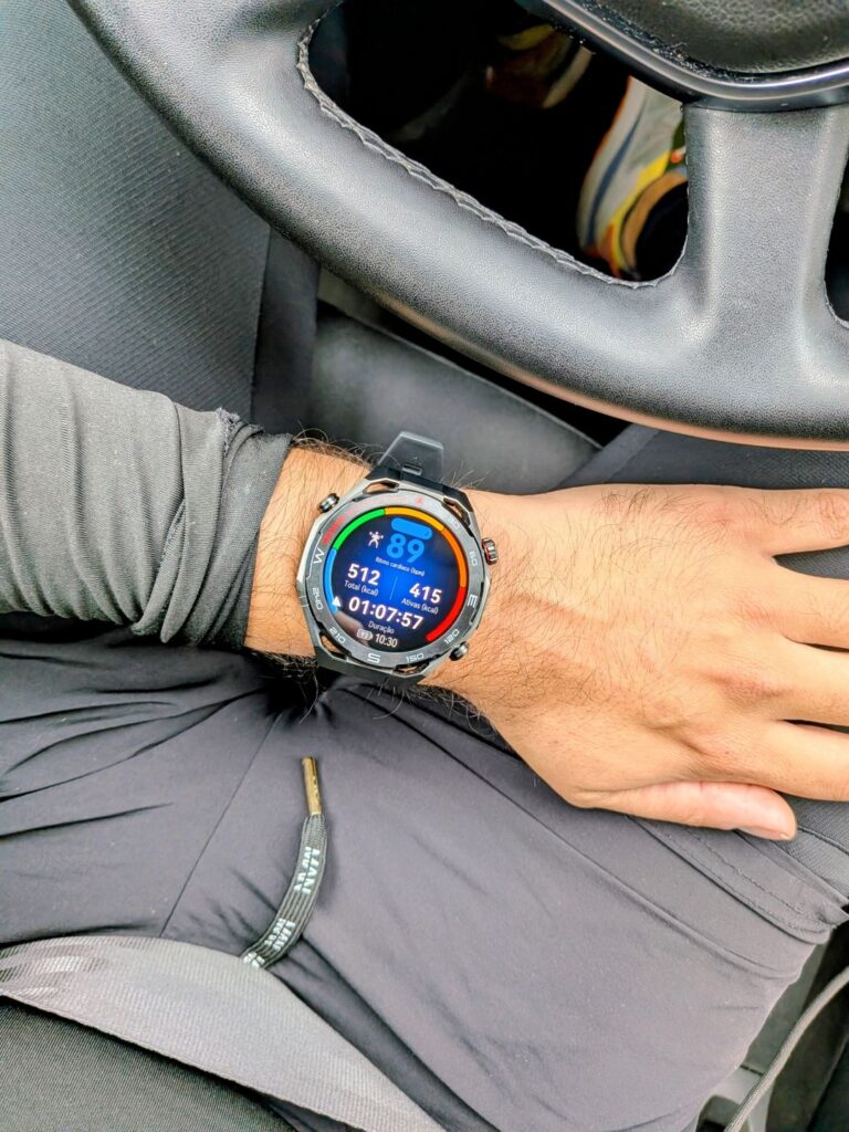 Relógio inteligente no pulso dentro do carro.