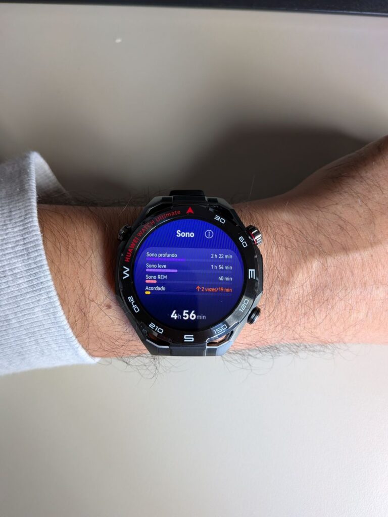 Relógio inteligente mostrando análise de sono no pulso.