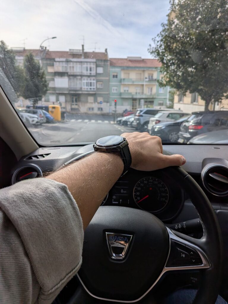 Condução urbana, carro Dacia em cidade.