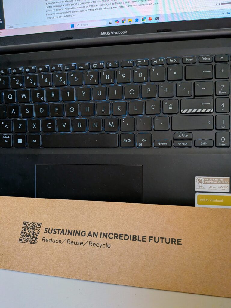 Teclado ASUS Vivobook com mensagem ambiental sobre reciclagem.