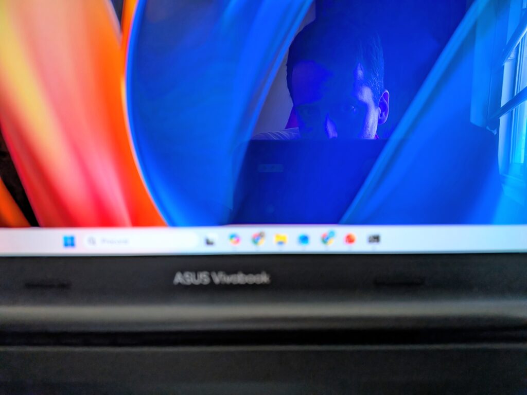 Reflexo no ecrã de portátil ASUS Vivobook.