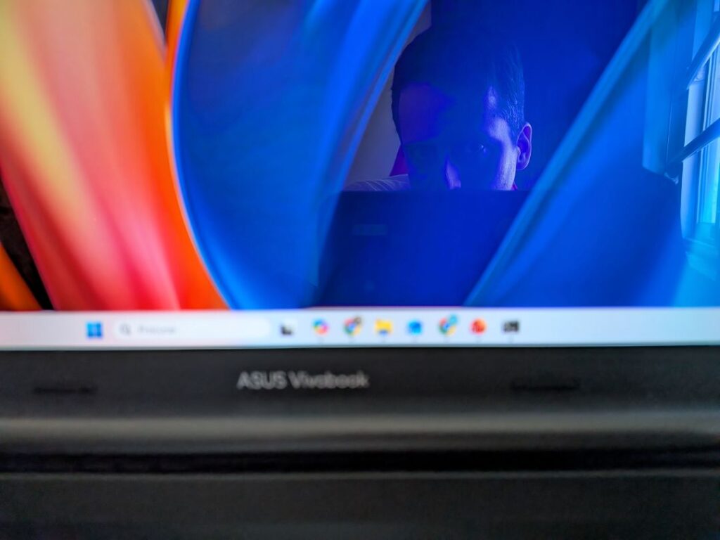 Reflexo num portátil ASUS Vivobook colorido.