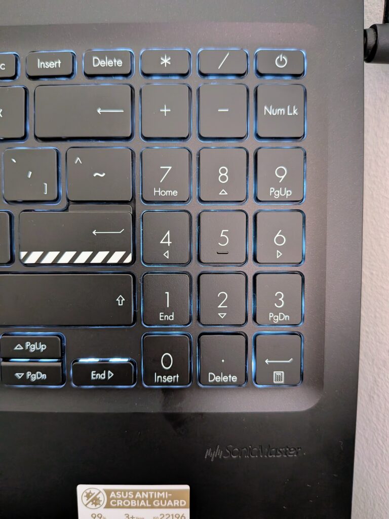 Teclado numérico de portátil ASUS com iluminação azul.