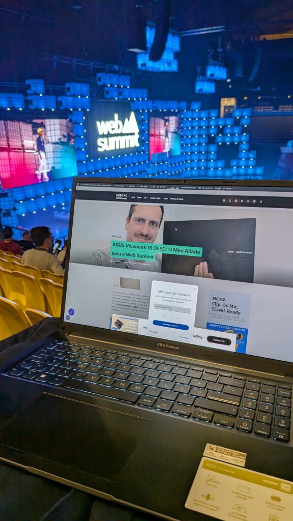 Computador portátil ASUS Vivobook no Web Summit 2025.