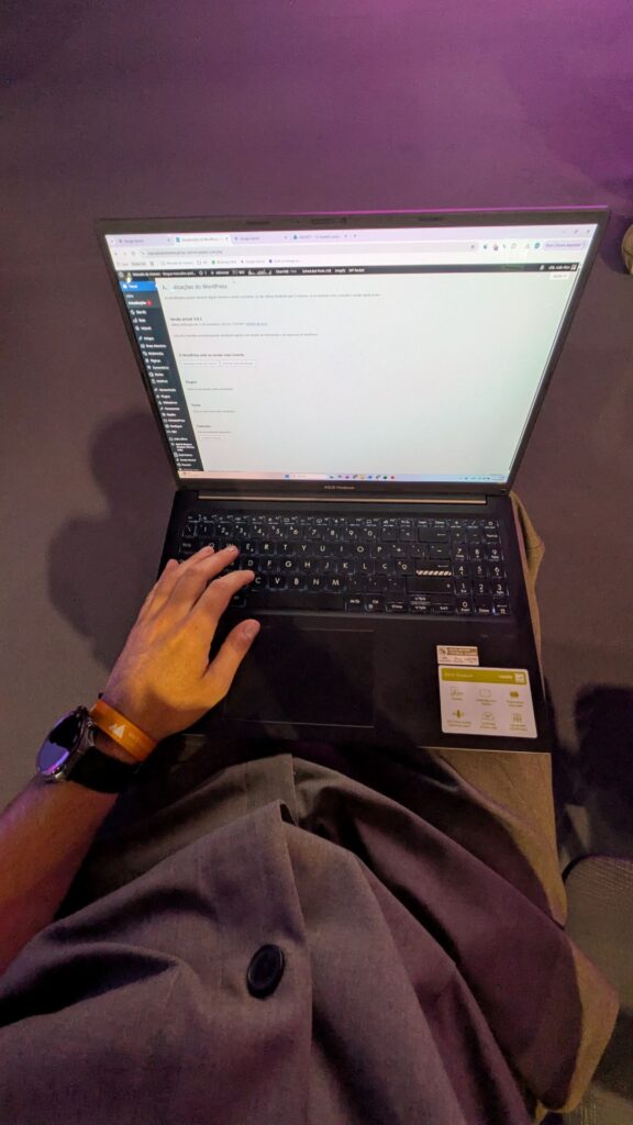 Pessoa usando portátil Asus com interface de WordPress.