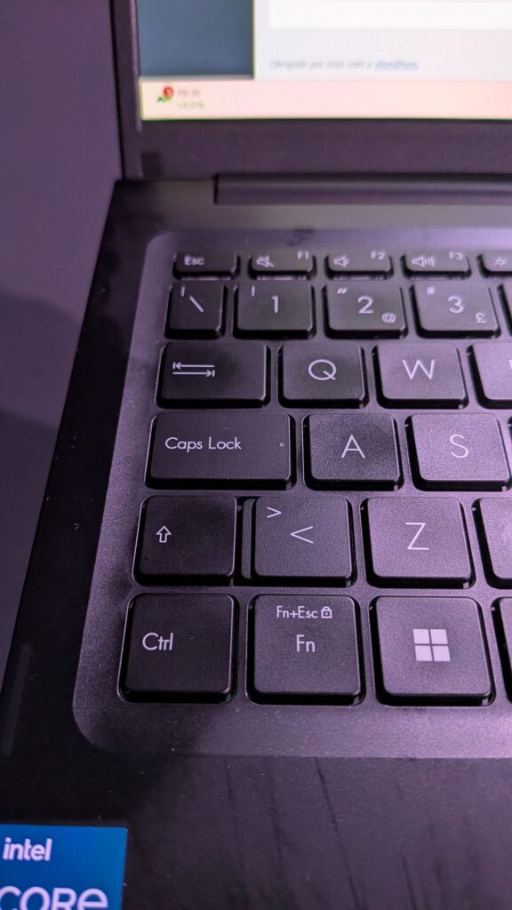 Teclado de portátil com teclas visíveis.
