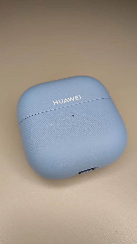 Estojo azul Huawei para auscultadores sem fios.
