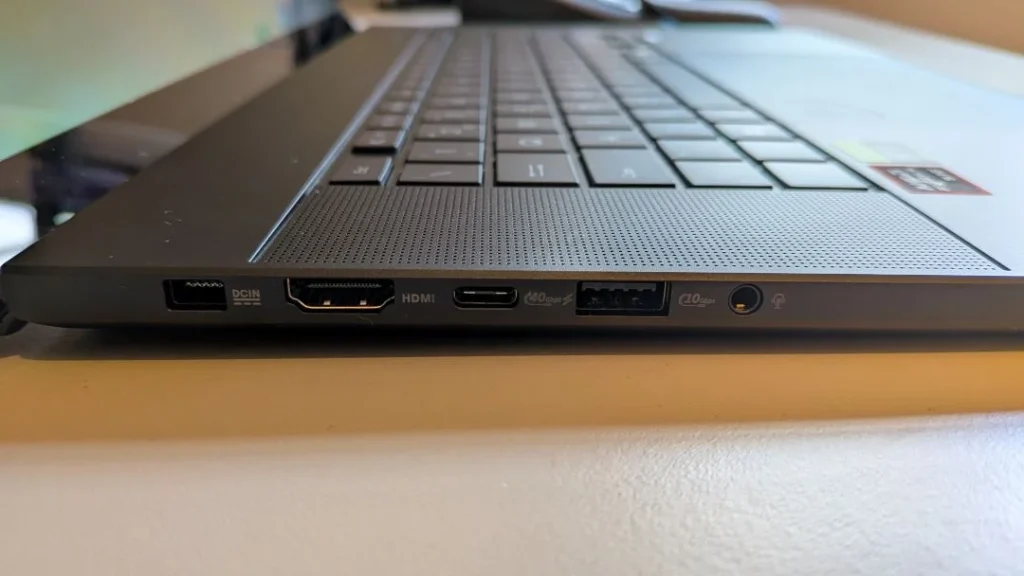 Portátil: portas HDMI, USB, áudio e carregamento.