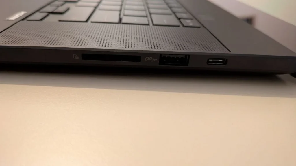 Portas e teclado de um portátil preto