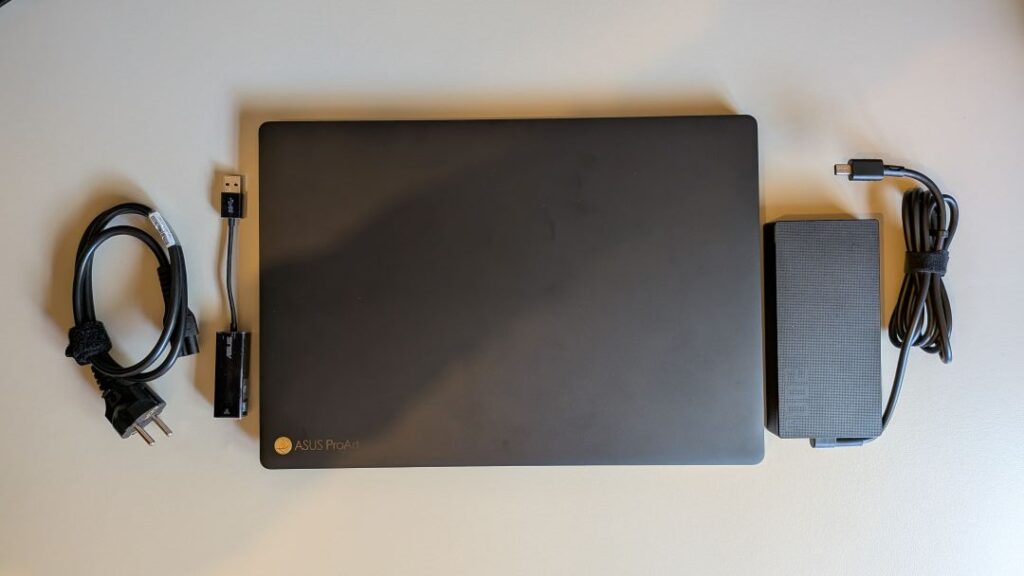 Computador portátil ASUS ProArt com acessórios.