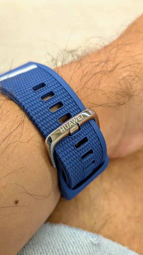 Bracelete de relógio Huawei azul num pulso masculino.