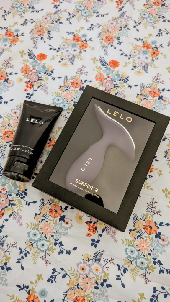 Caixa LELO Surfer 2 e tubo de hidratante pessoal LELO.