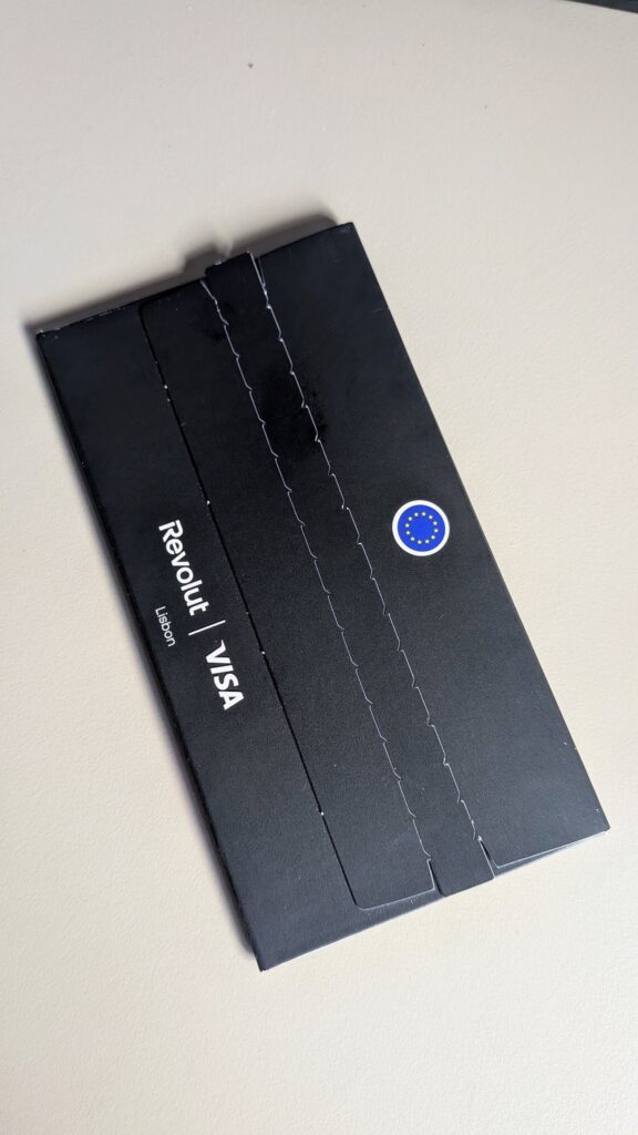Envelope preto da Revolut Visa com bandeira da União Europeia.