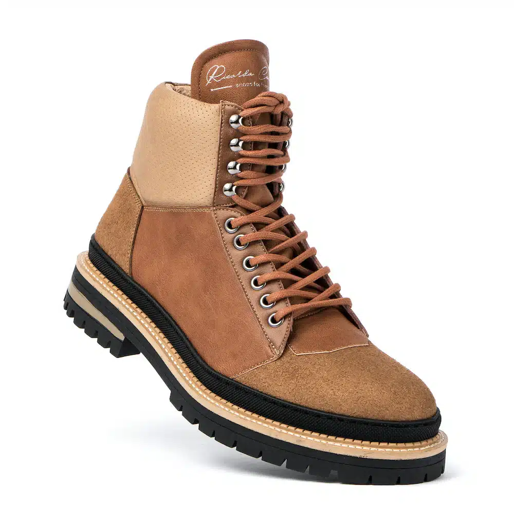 Bota de couro castanha com atacadores e sola robusta.