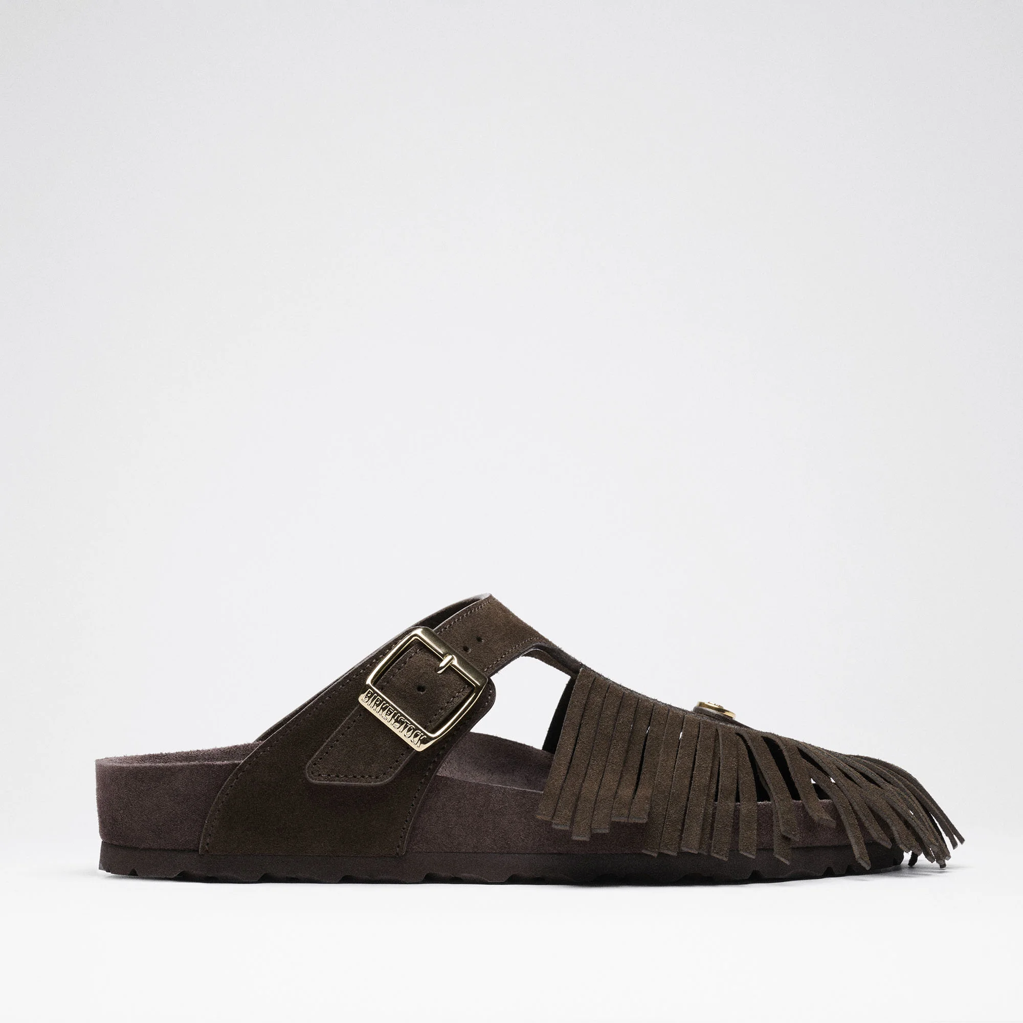 Sandália Birkenstock by ETRO em camurça castanha chocolate com franjas frontais e fivela dourada vista de perfil