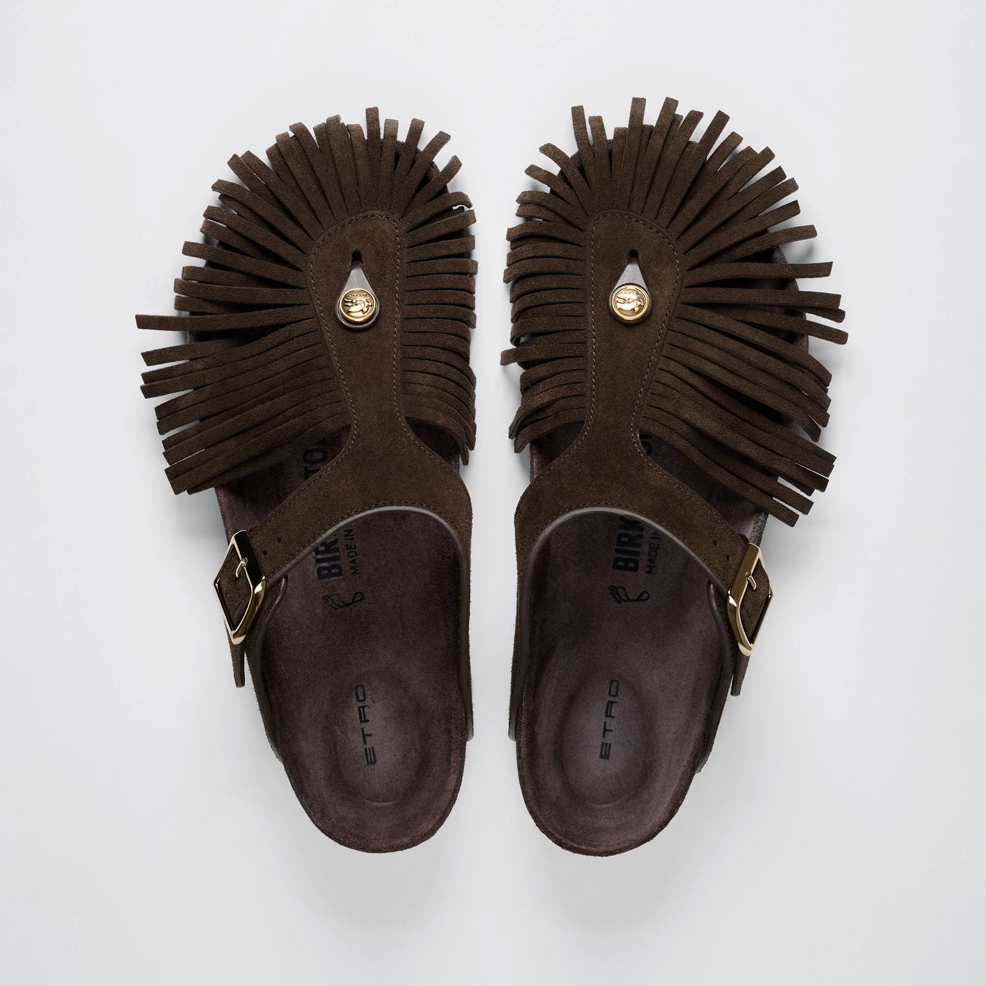 Sandálias Birkenstock by ETRO modelo Gizeh em camurça castanha chocolate com franjas longas e fivela dourada