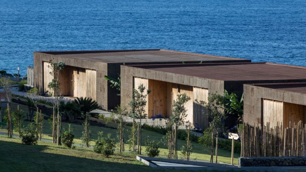 Casas modernas junto ao mar