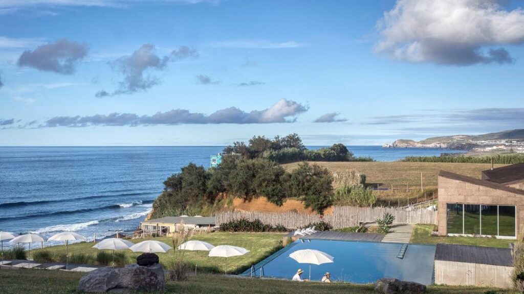 Vista panorâmica de hotel à beira-mar, Portugal