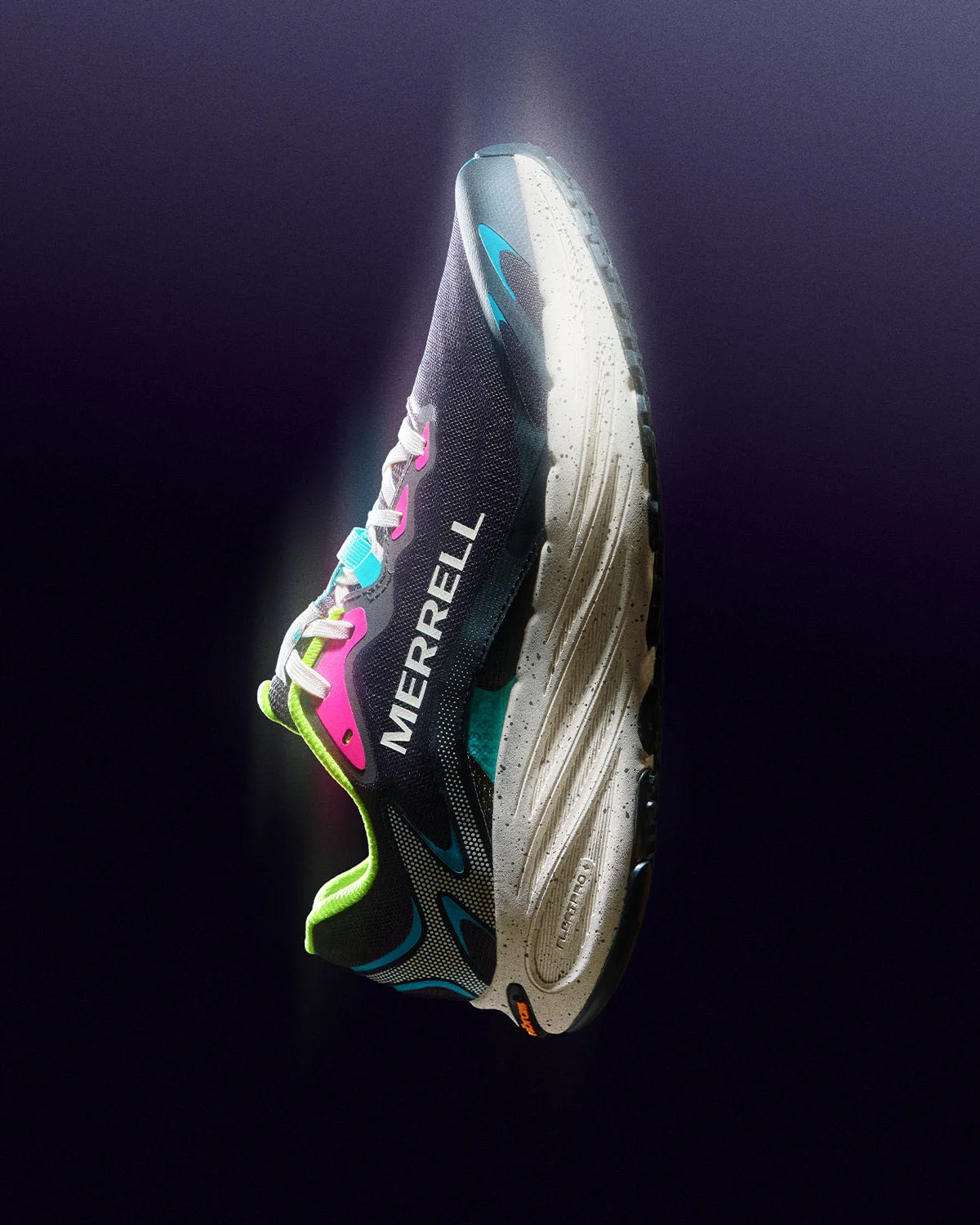 Sapatilha de trail merrell homem preta com detalhes em rosa, azul e verde néon e entressola branca grossa sobre fundo escuro.