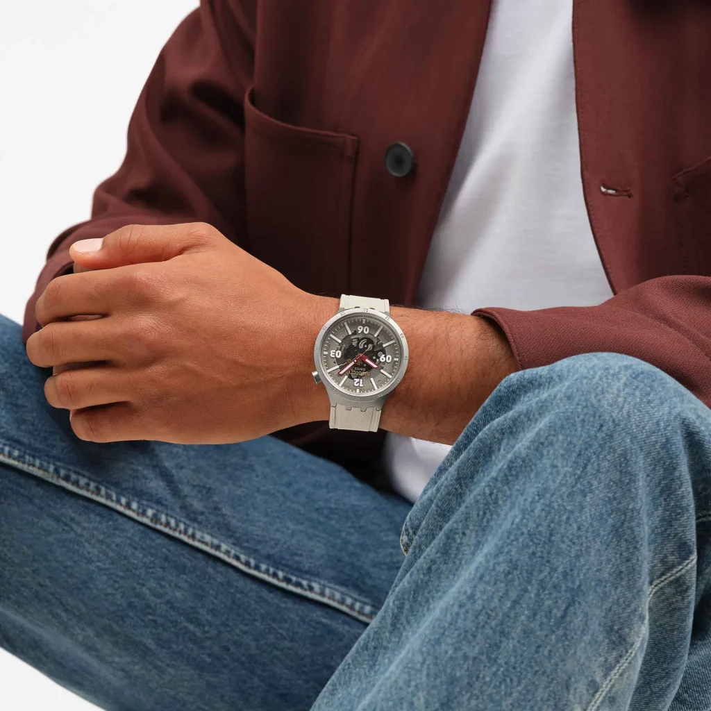 Homem com relógio moderno no pulso