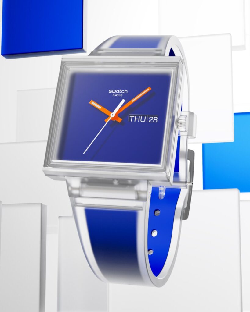 Relógio Swatch azul de caixa quadrada e bracelete transparente.