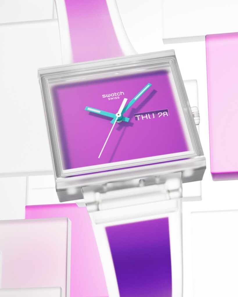 Relógio Swatch quadrado roxo com bracelete transparente e pormenores turquesa.