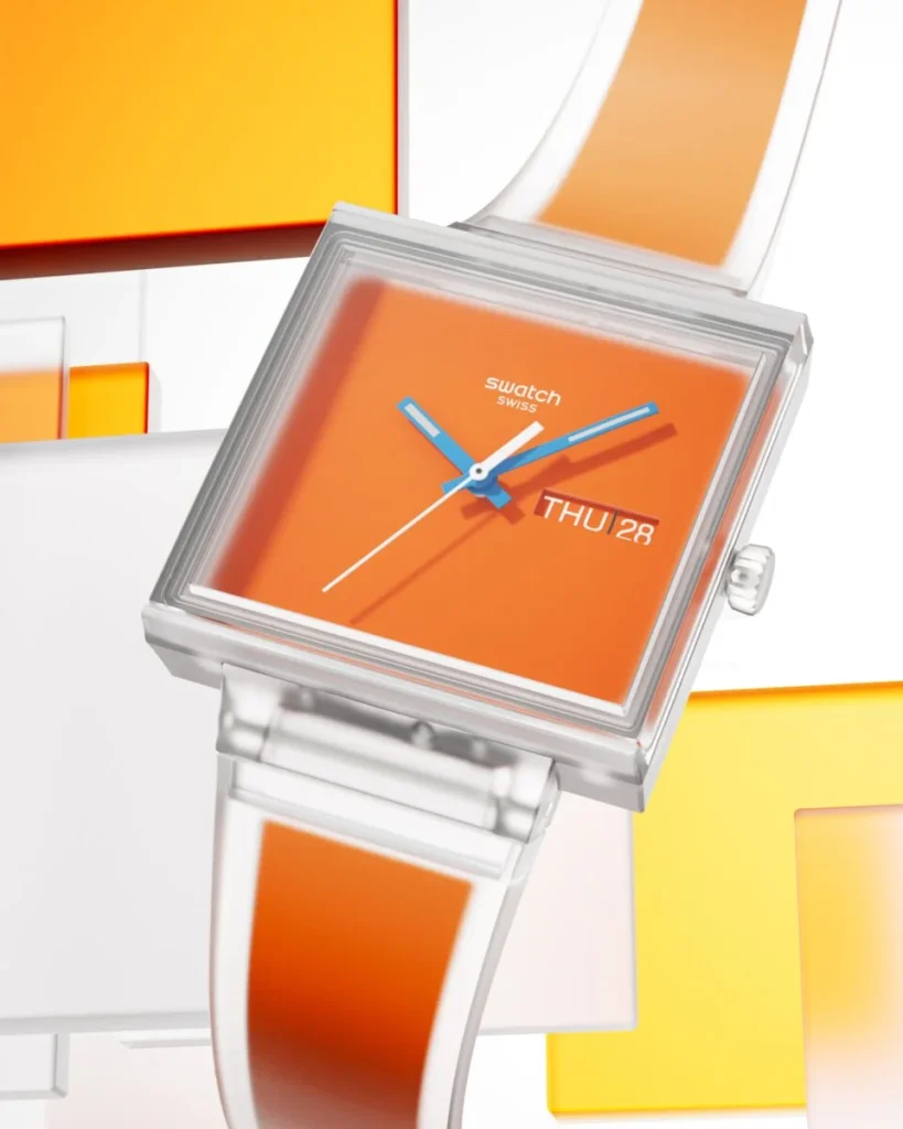 Relógio Swatch quadrado com mostrador laranja e bracelete transparente.