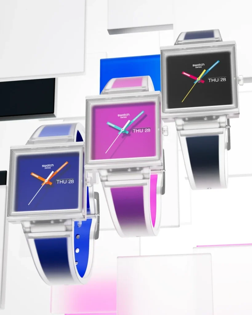 Três relógios Swatch quadrados coloridos flutuando num fundo geométrico.