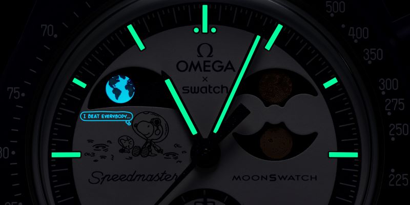 Relógio Omega Swatch MoonSwatch com mostrador iluminado.