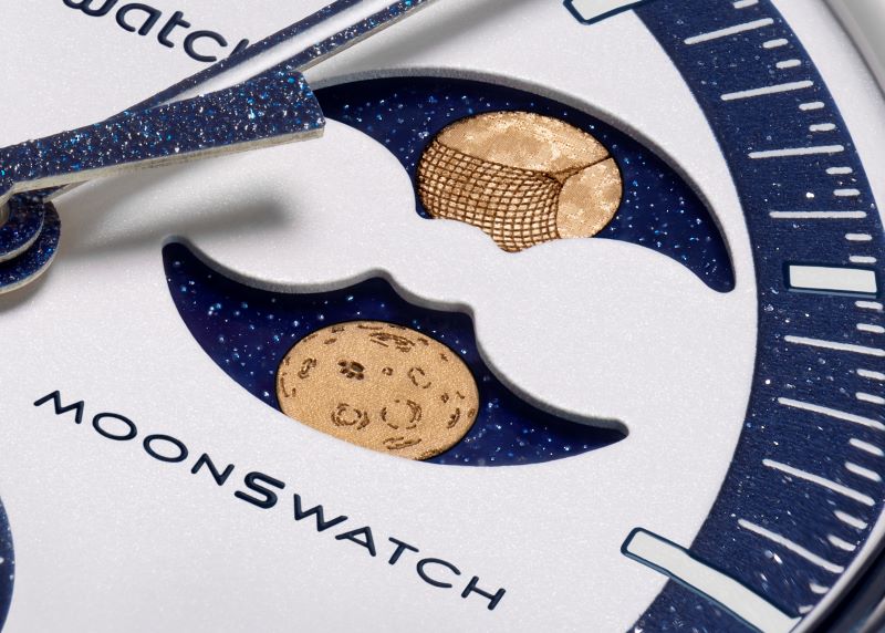 Detalhe de mostrador de relógio Moonswatch elegante.