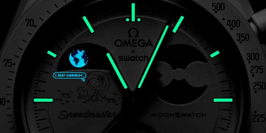 Relógio Omega Swatch Speedmaster com detalhes iluminados.