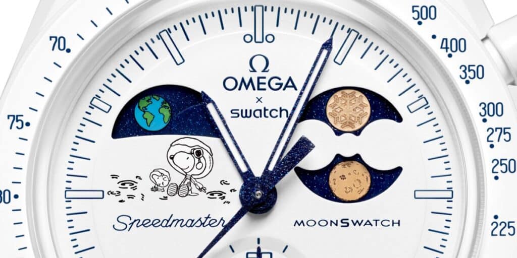 Relógio Omega Swatch Speedmaster com ilustração astronáutica.