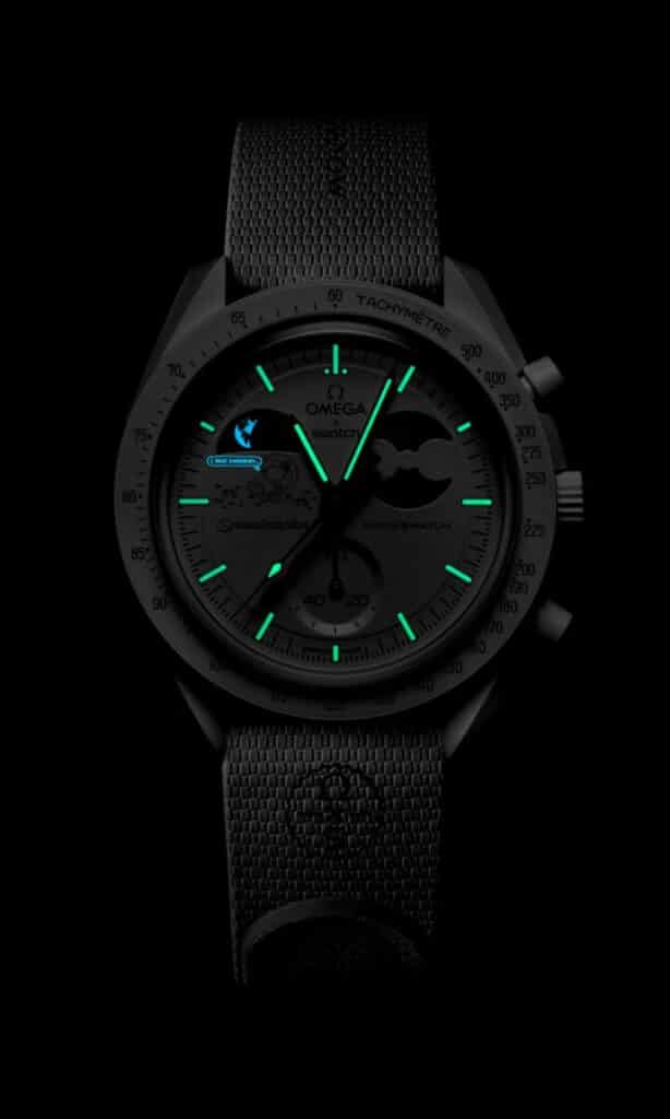 Relógio Omega Swatch com ponteiros luminosos.