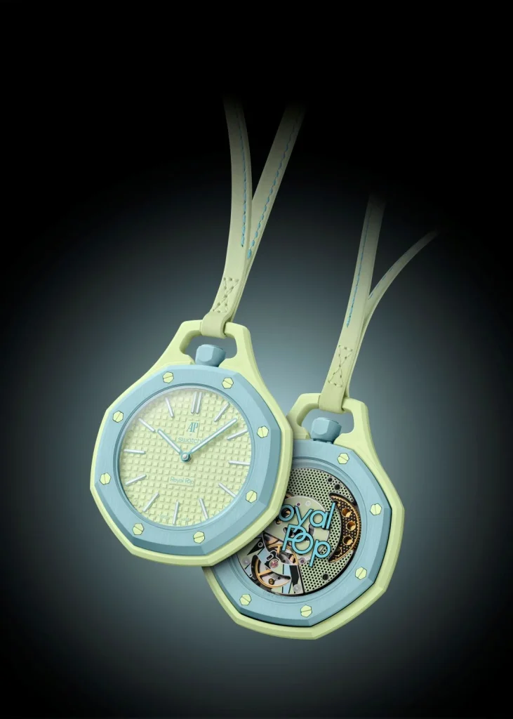Dois relógios de pendurar Audemars Piguet x Swatch Royal Pop.