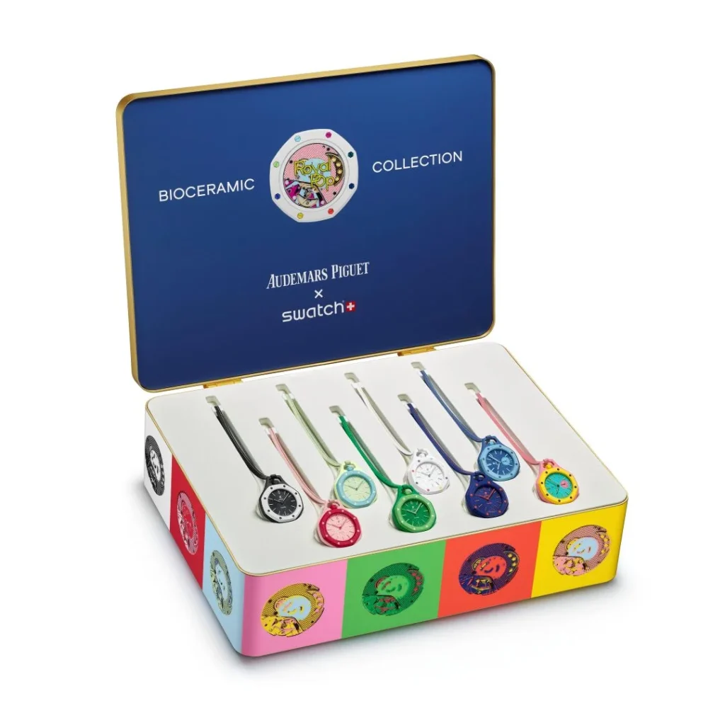 Coleção de relógios coloridos Audemars Piguet x Swatch numa caixa.