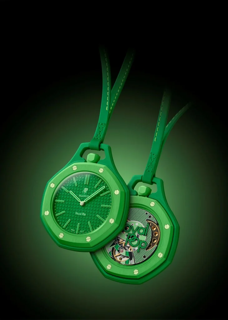 Dois relógios verdes Royal Pop da colaboração AP x Swatch.