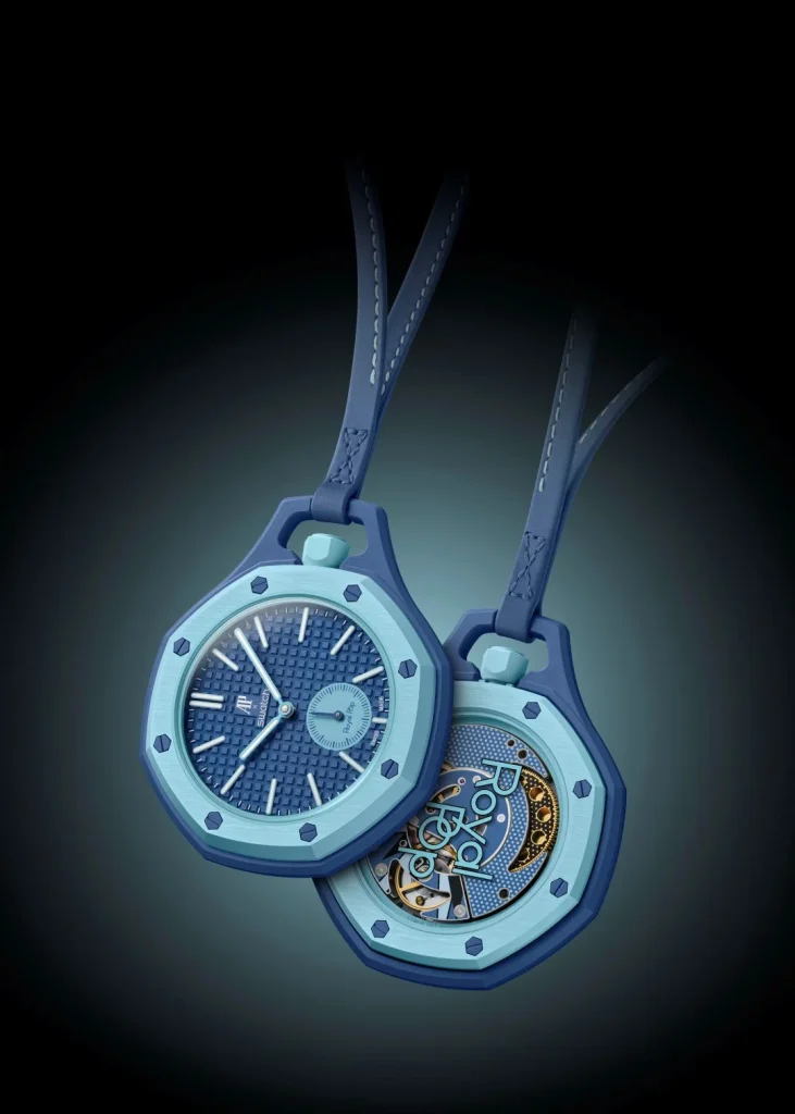 Dois relógios de bolso azuis com design octogonal Swatch AP.