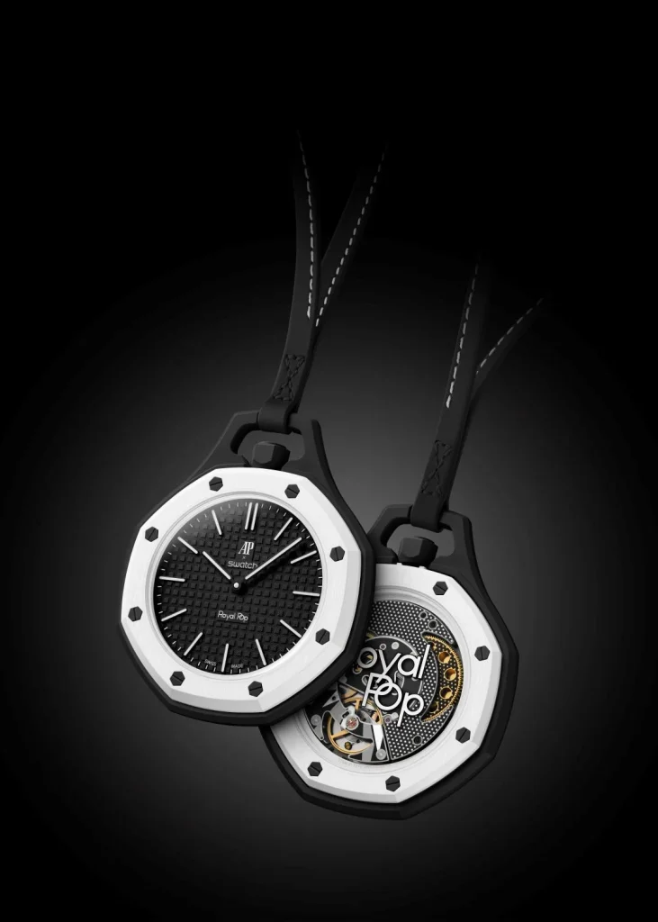 Dois relógios de pendente Audemars Piguet x Swatch Royal Pop.