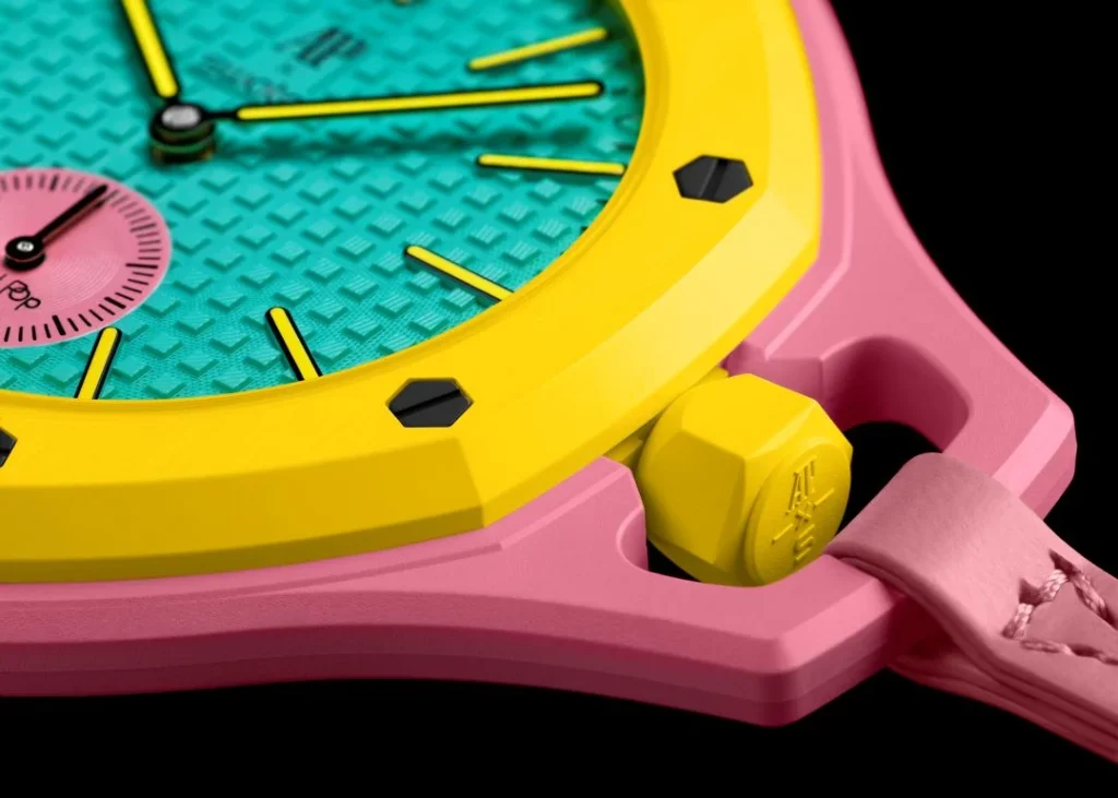Close-up de relógio Audemars Piguet em tons rosa, amarelo e turquesa.