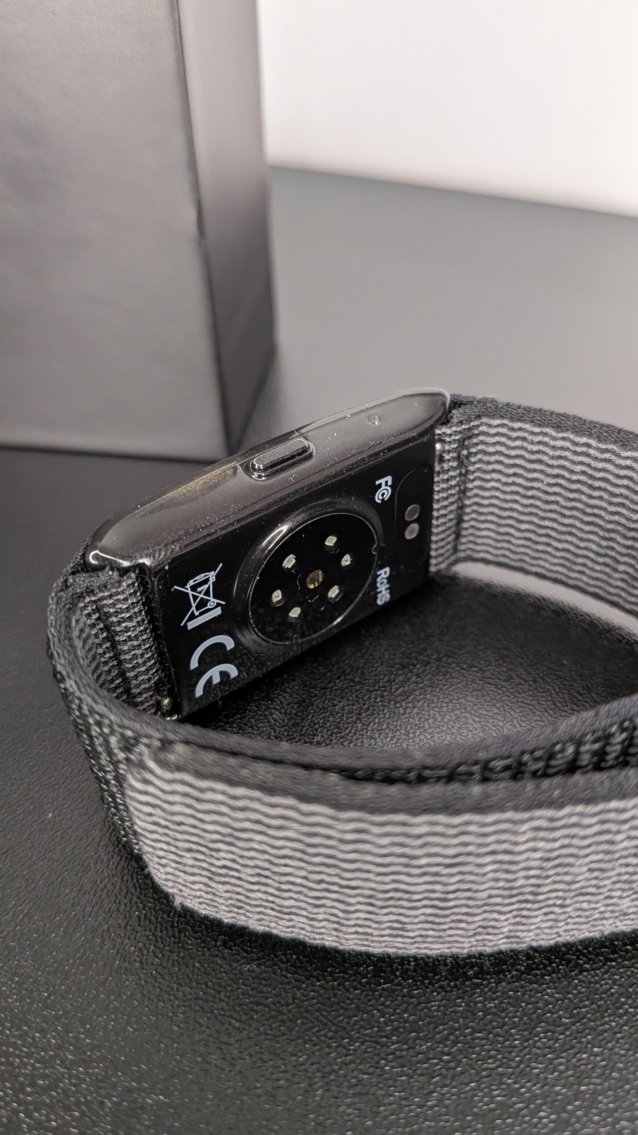 Parte traseira da pulseira desportiva DuckDik Sense mostrando os sensores óticos de monitorização e a bracelete de nylon